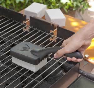 Grill cleaning pumice stone with handle